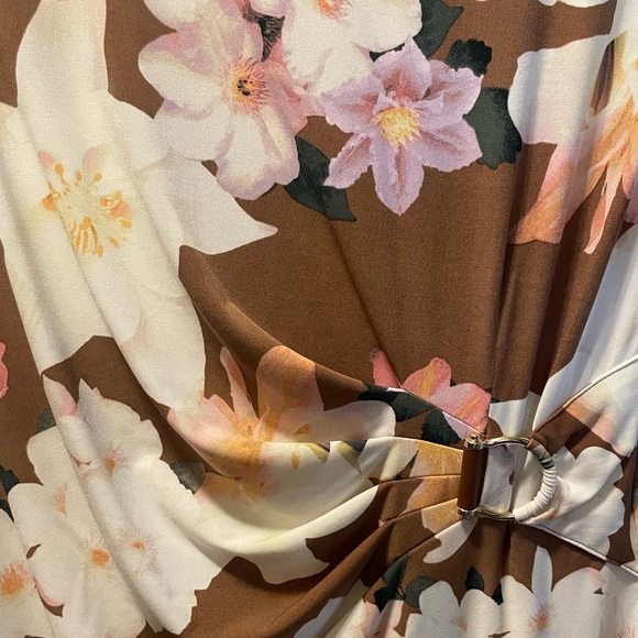 Calvin Klein Women’s Floral Print Top. - Picture 3 of 3